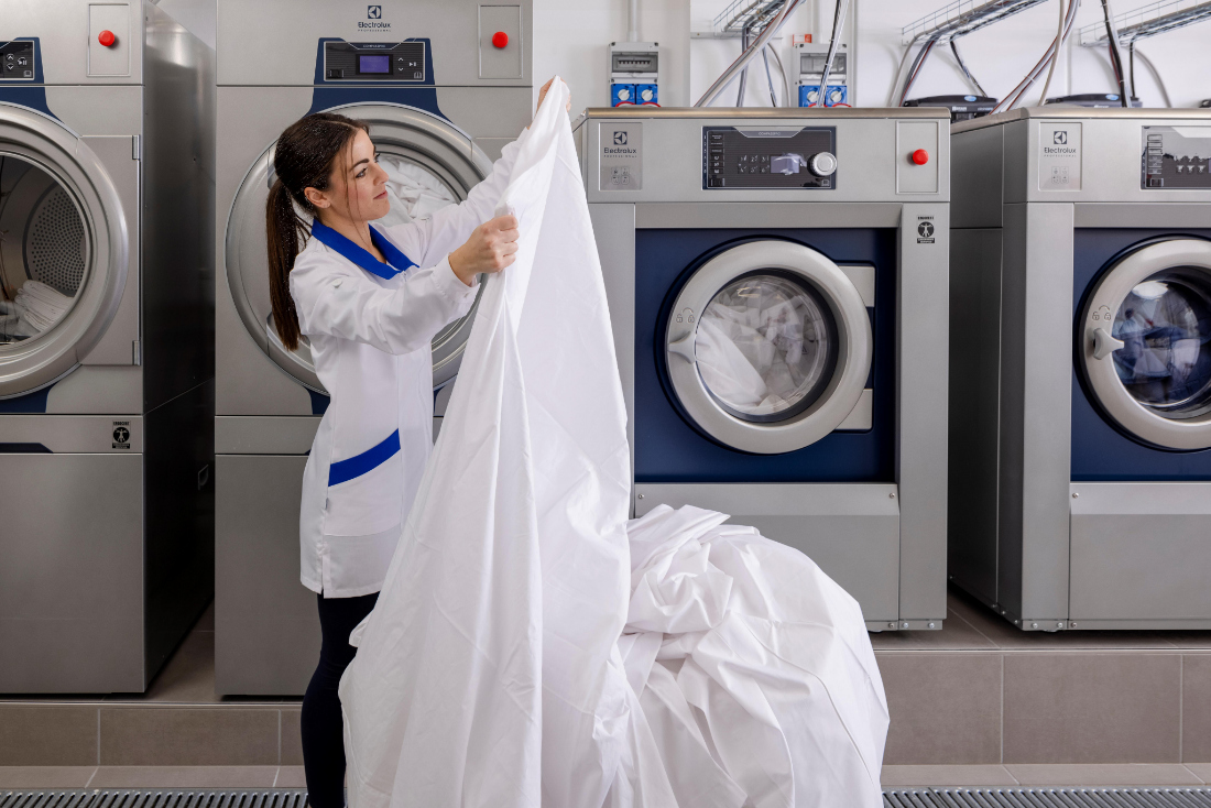 Kobieta podczas robienia prania